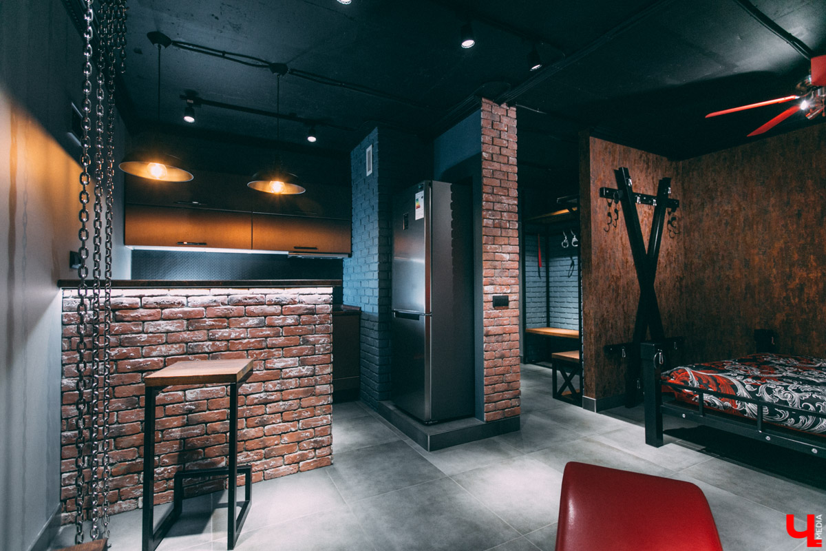 Недавно во Владимире открылась очень необычная локация для фотосъемок - фетиш-студия. Это квартира, оформленная в духе БДСМ тематики