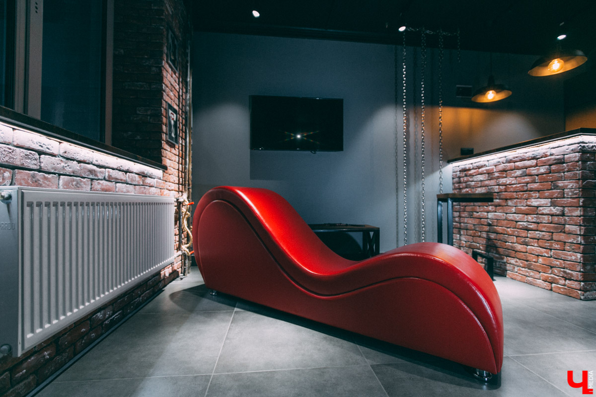 Недавно во Владимире открылась очень необычная локация для фотосъемок - фетиш-студия. Это квартира, оформленная в духе БДСМ тематики