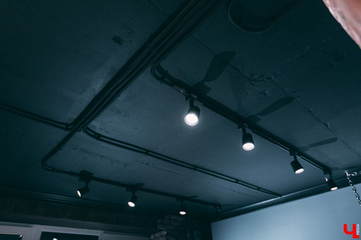 Недавно во Владимире открылась очень необычная локация для фотосъемок - фетиш-студия. Это квартира, оформленная в духе БДСМ тематики