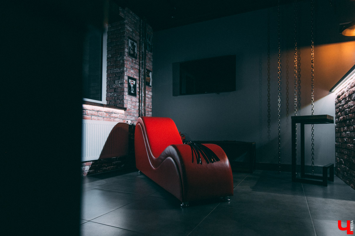 Недавно во Владимире открылась очень необычная локация для фотосъемок - фетиш-студия. Это квартира, оформленная в духе БДСМ тематики