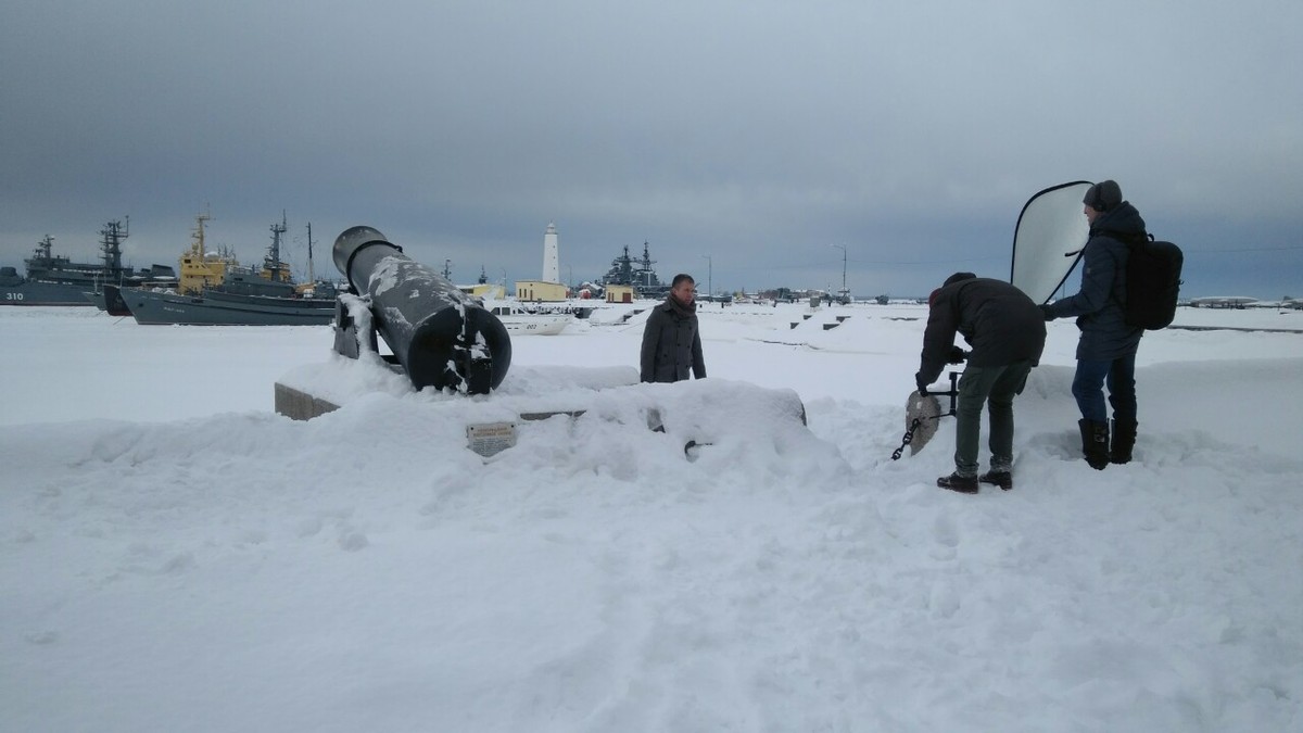 Адмирал Михаил Петрович Лазарев - создатель севастопольского флота, участник антарктической экспедиции Беллинсгаузена, отважный человек, совершивший несколько кругосветных путешествий. Да, о таком земляке стоило снять фильм, и это сделали в рамках проекта “Имя. Символ 33”