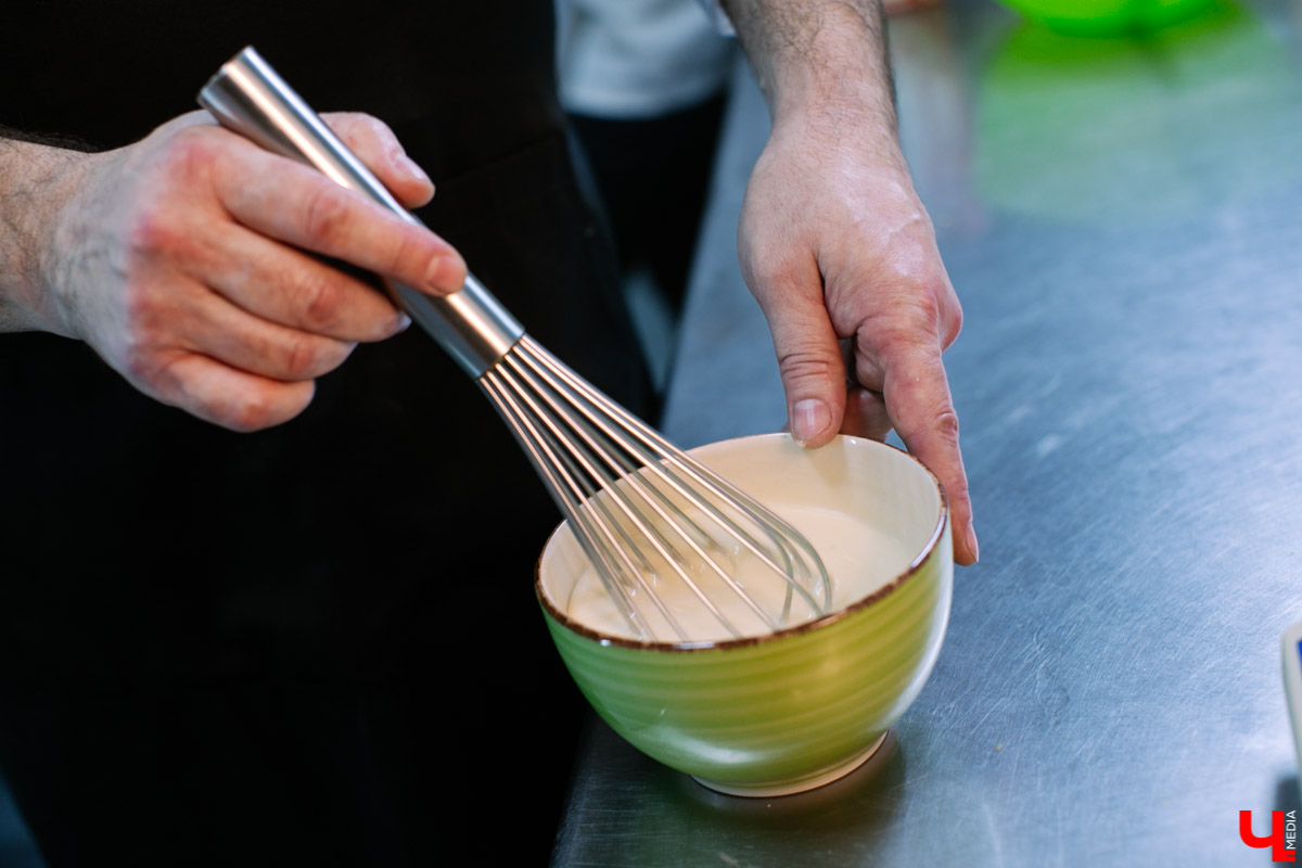 Специально к Масленице шеф-повар одного из владимирских ресторанов Сергей Лапочкин поделился идеями и секретами, как удивить домочадцев разнообразными версиями главного праздничного блюда