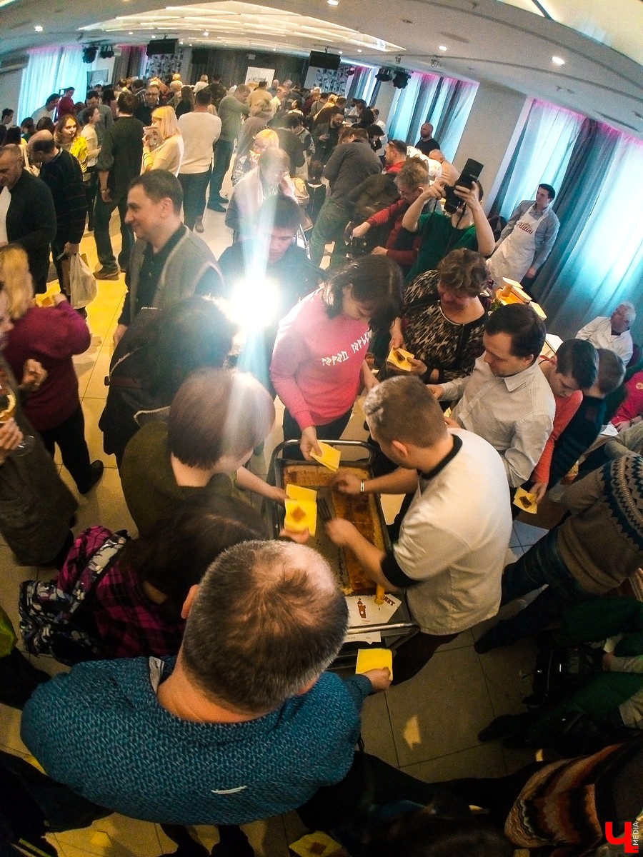 Самая большая сырная печенька в мире. Ее испекли на фестивале «Мимолета» в Нижнем Новгороде