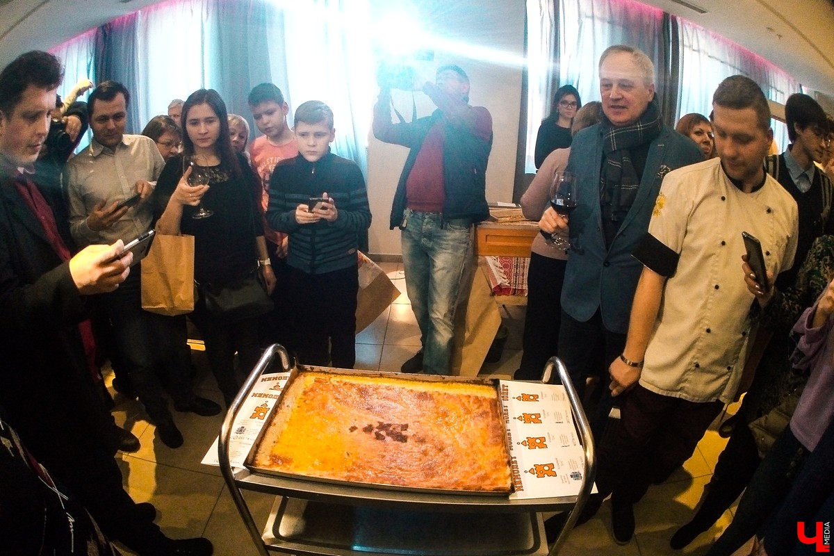 Самая большая сырная печенька в мире. Ее испекли на фестивале «Мимолета» в Нижнем Новгороде