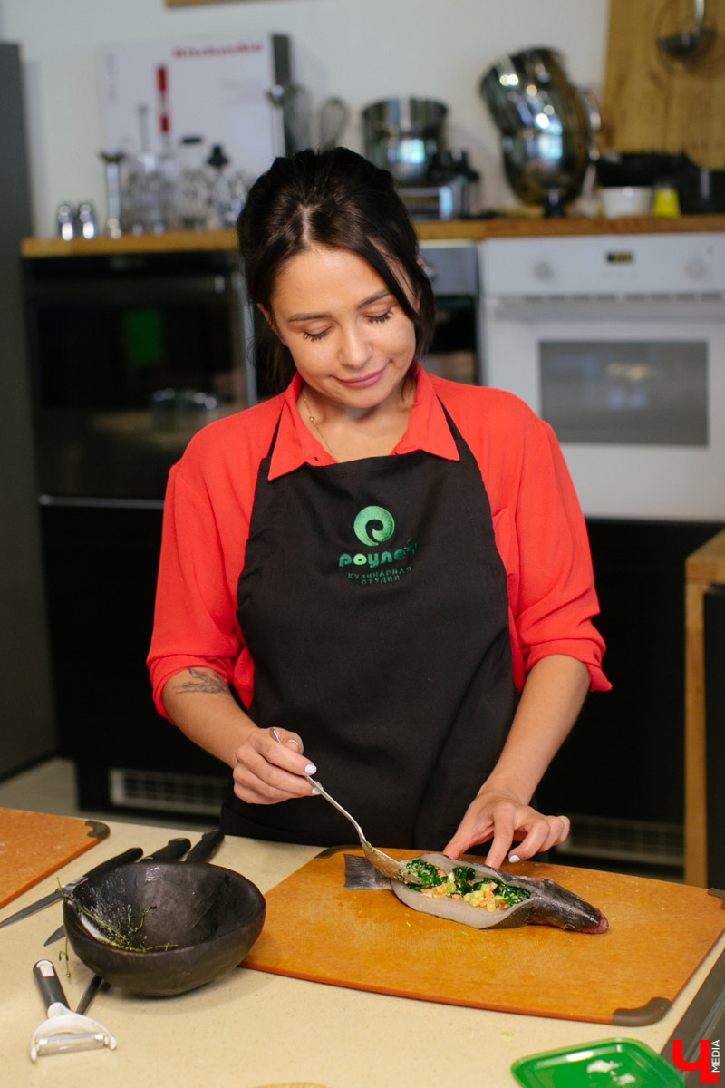 «Девушка года» по версии «Ключ-Медиа» и мастер-шеф Roulet устроили кулинарный поединок с сибасом