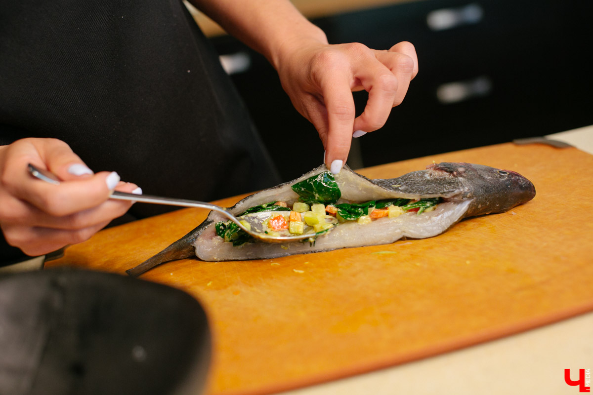 «Девушка года» по версии «Ключ-Медиа» и мастер-шеф Roulet устроили кулинарный поединок с сибасом