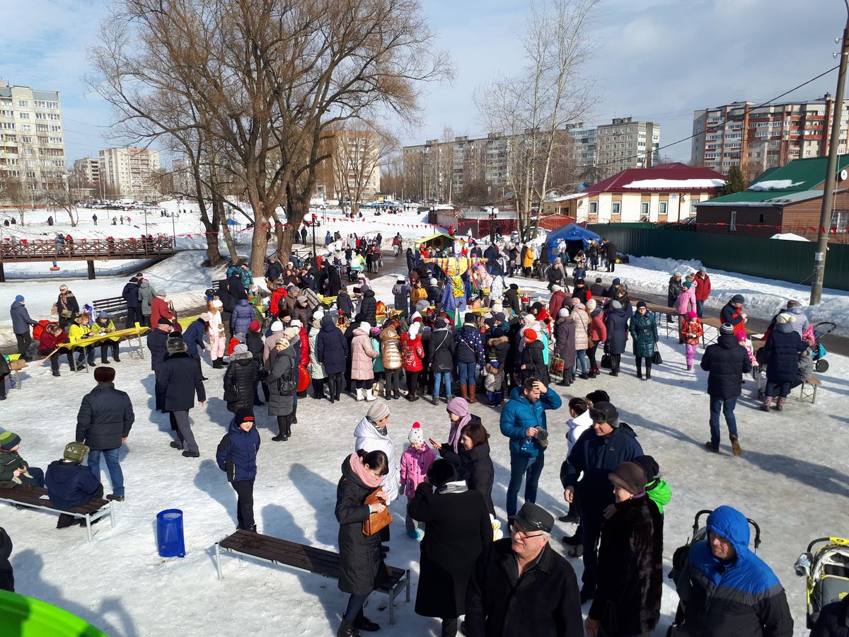 В Добром на берегу Комиссаровского пруда горожане устроили выставку самоваров. Ее приурочили к празднованию Масленицы