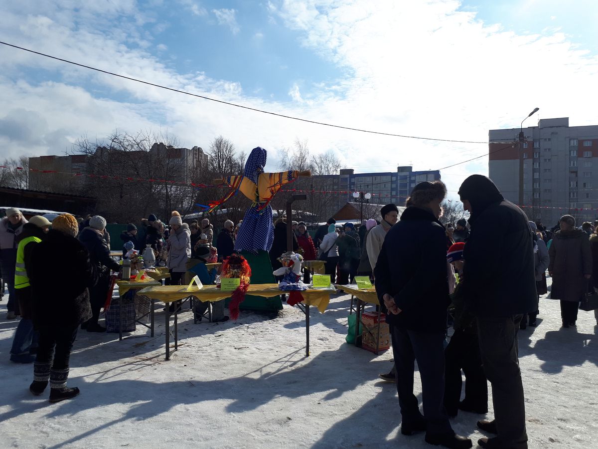 В Добром на берегу Комиссаровского пруда горожане устроили выставку самоваров. Ее приурочили к празднованию Масленицы