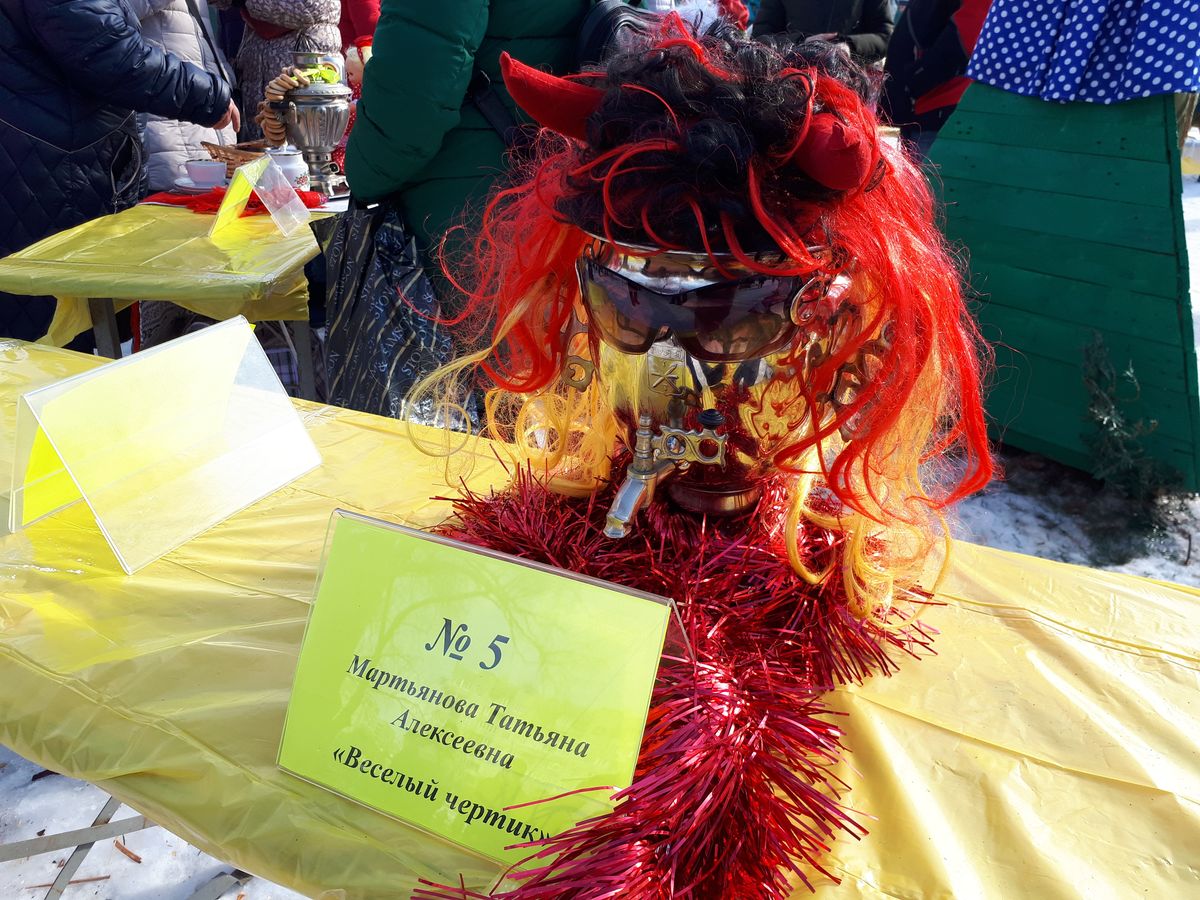 В Добром на берегу Комиссаровского пруда горожане устроили выставку самоваров. Ее приурочили к празднованию Масленицы