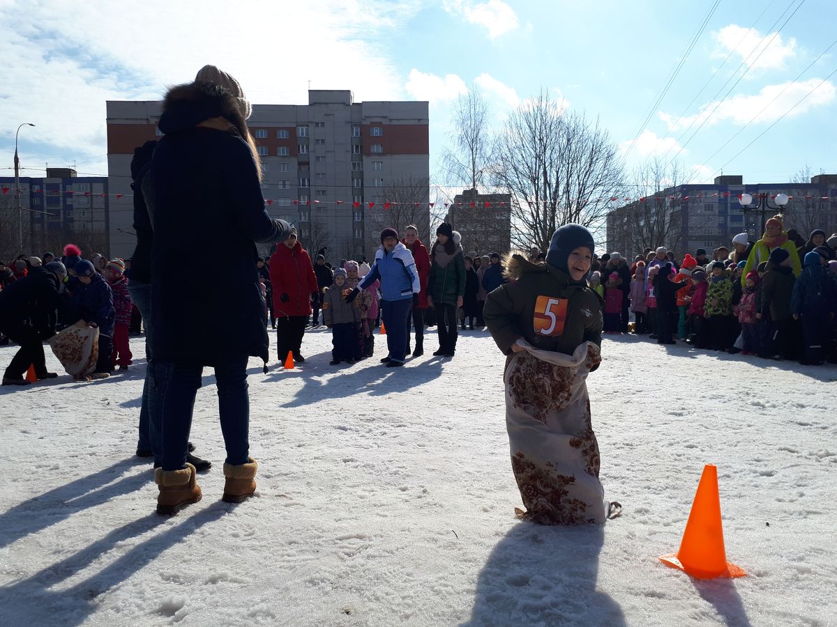 В Добром на берегу Комиссаровского пруда горожане устроили выставку самоваров. Ее приурочили к празднованию Масленицы