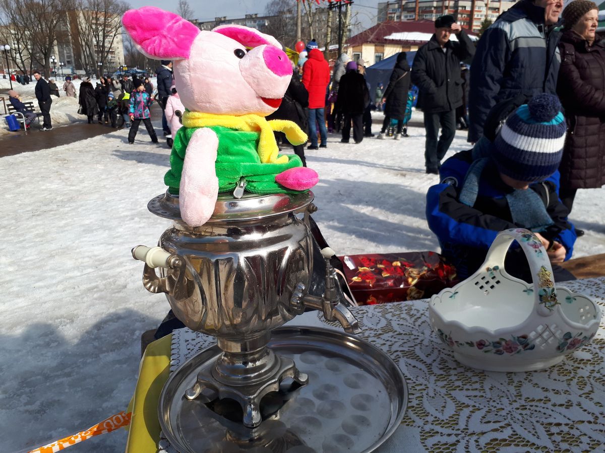 В Добром на берегу Комиссаровского пруда горожане устроили выставку самоваров. Ее приурочили к празднованию Масленицы