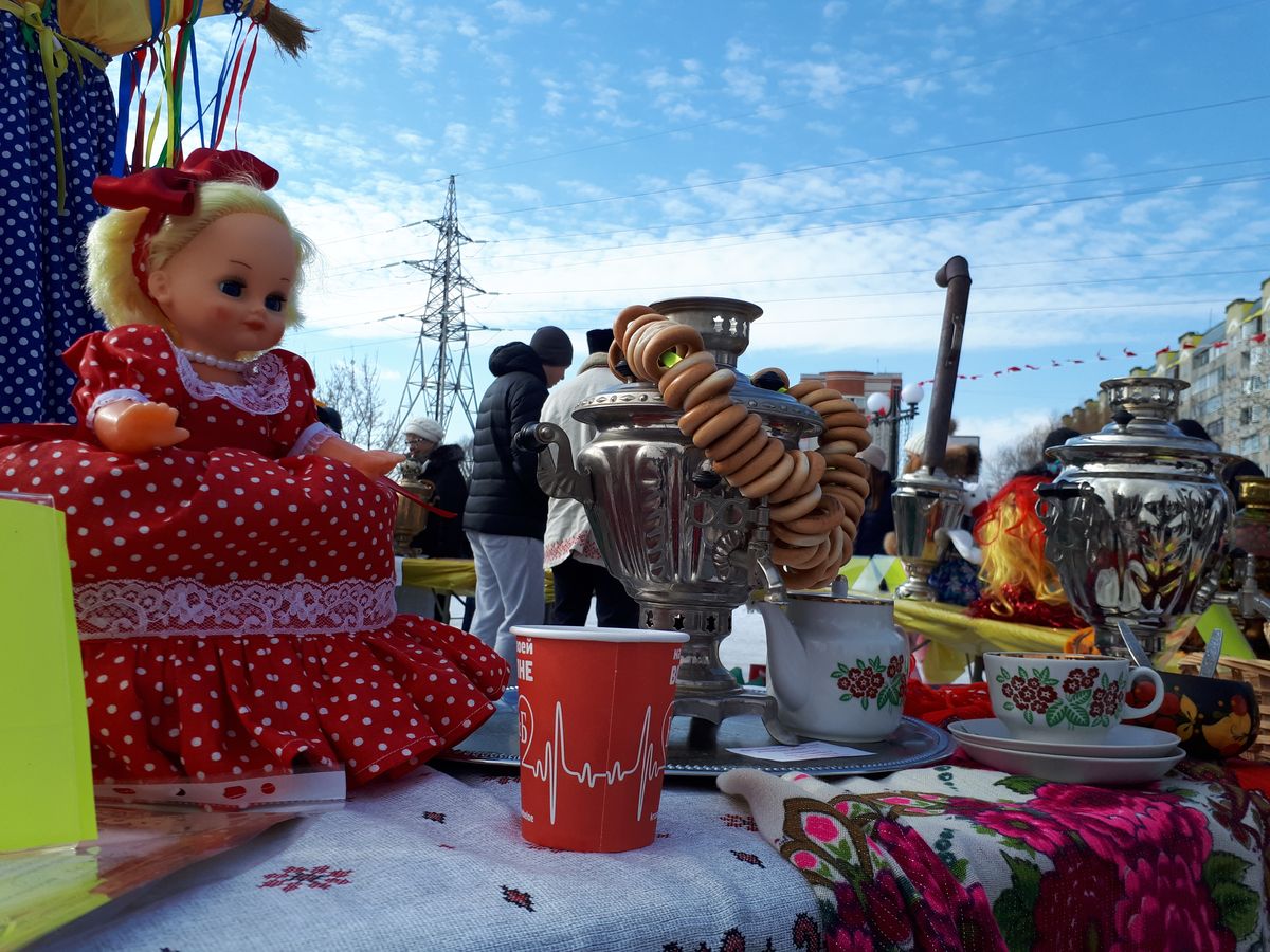 В Добром на берегу Комиссаровского пруда горожане устроили выставку самоваров. Ее приурочили к празднованию Масленицы