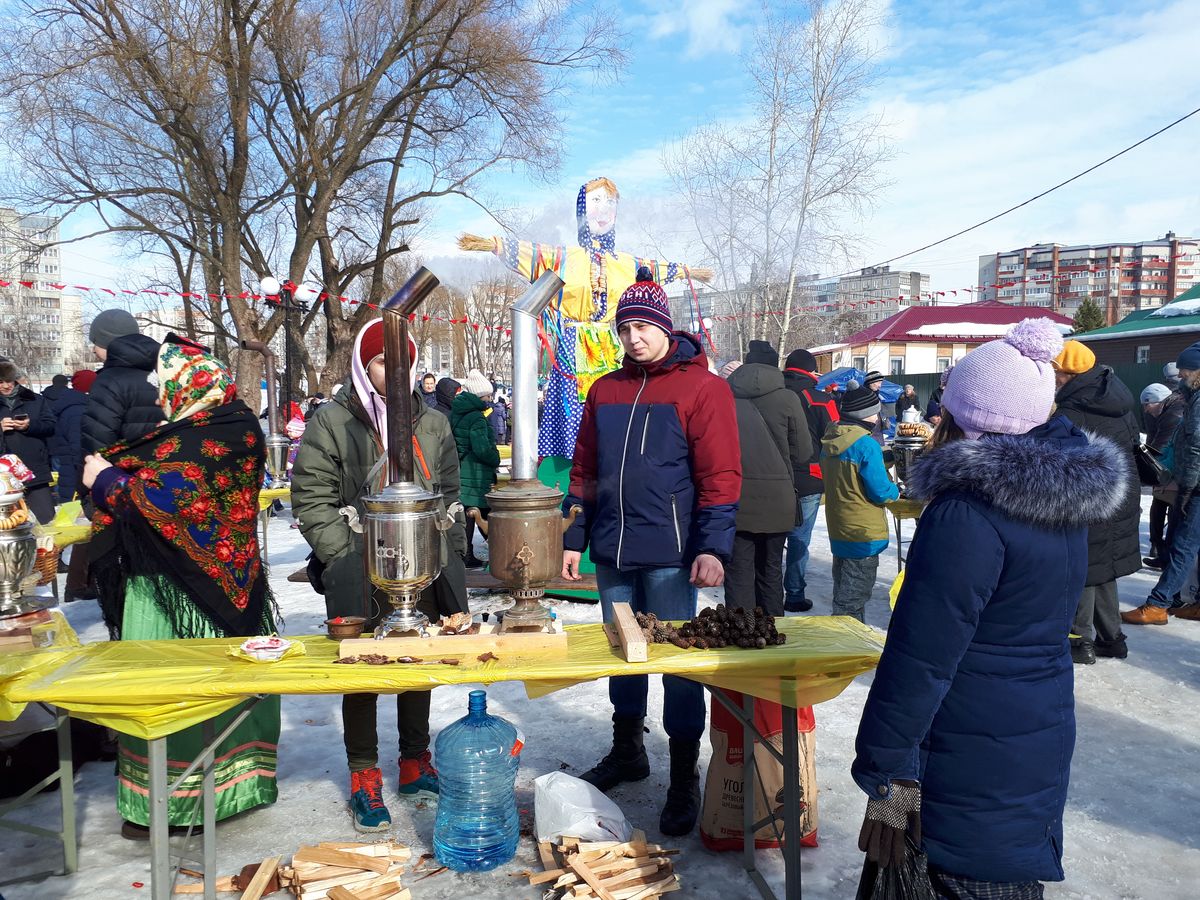 В Добром на берегу Комиссаровского пруда горожане устроили выставку самоваров. Ее приурочили к празднованию Масленицы
