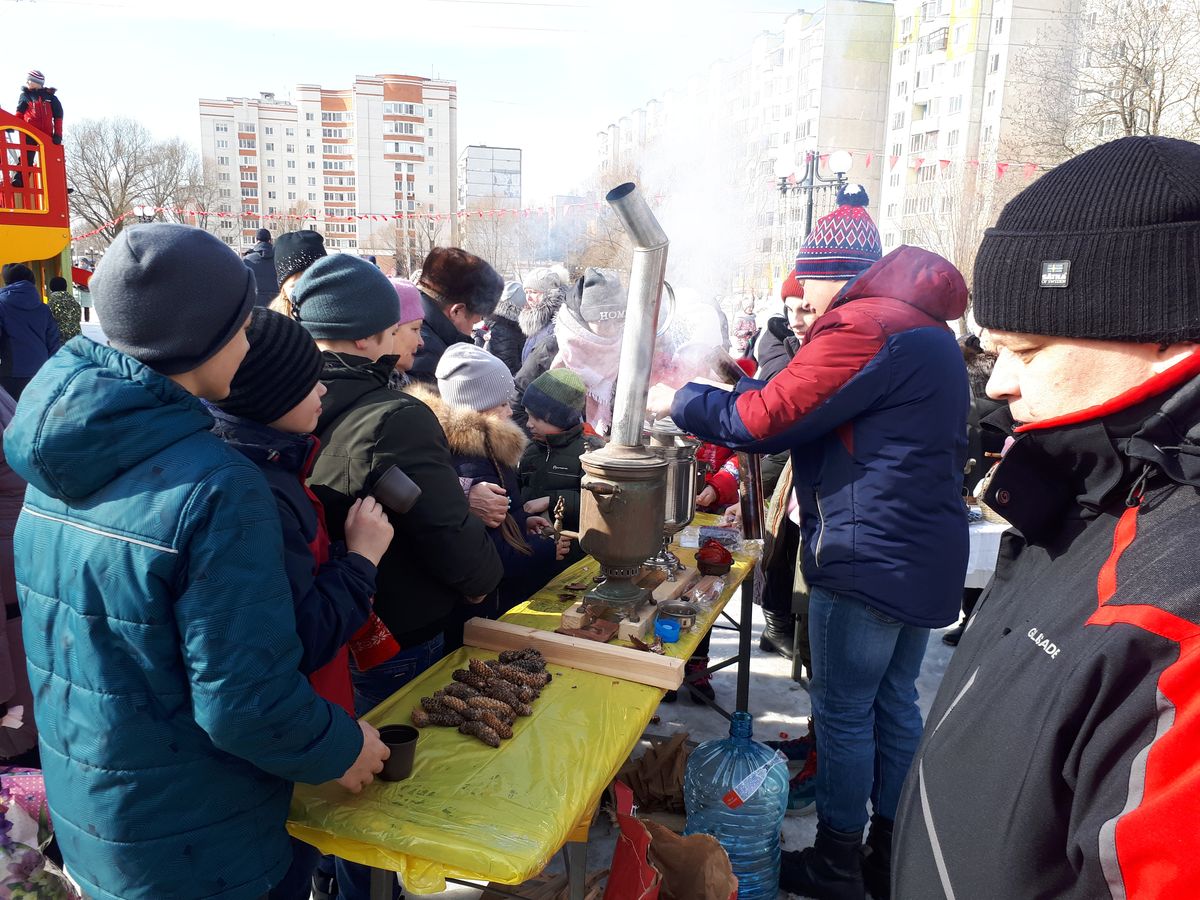 В Добром на берегу Комиссаровского пруда горожане устроили выставку самоваров. Ее приурочили к празднованию Масленицы