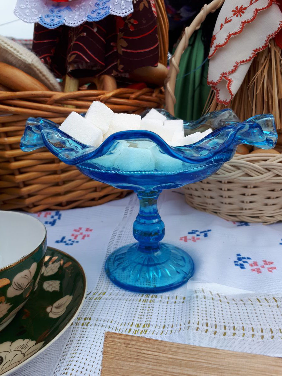 В Добром на берегу Комиссаровского пруда горожане устроили выставку самоваров. Ее приурочили к празднованию Масленицы