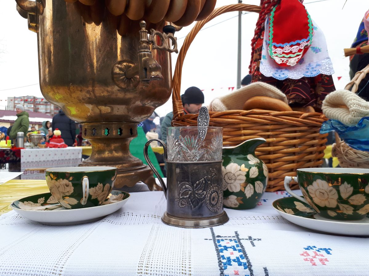 В Добром на берегу Комиссаровского пруда горожане устроили выставку самоваров. Ее приурочили к празднованию Масленицы