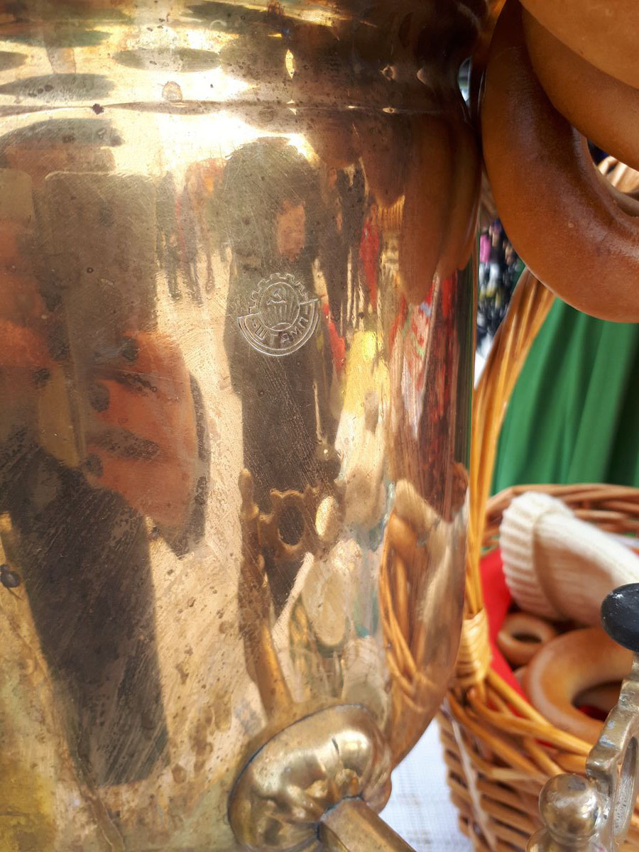 В Добром на берегу Комиссаровского пруда горожане устроили выставку самоваров. Ее приурочили к празднованию Масленицы