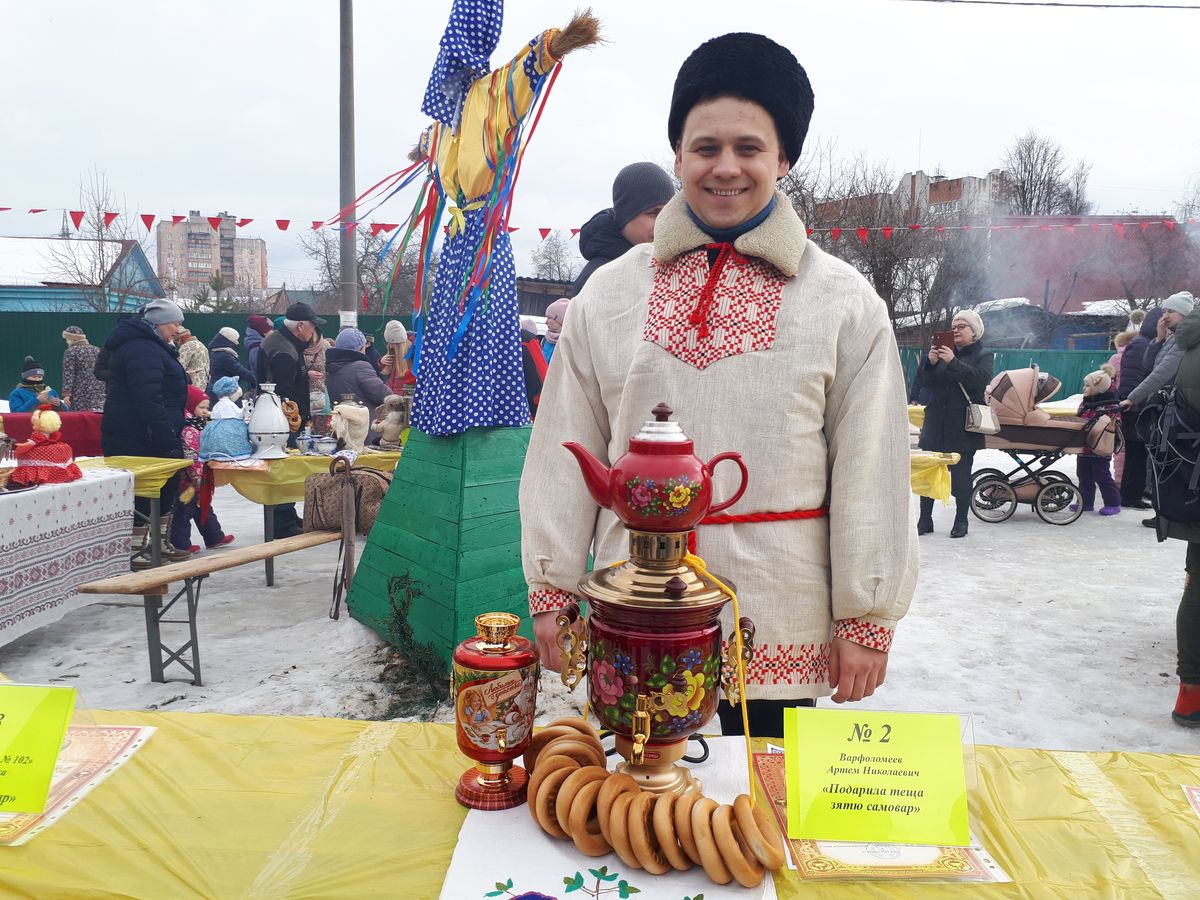 В Добром на берегу Комиссаровского пруда горожане устроили выставку самоваров. Ее приурочили к празднованию Масленицы