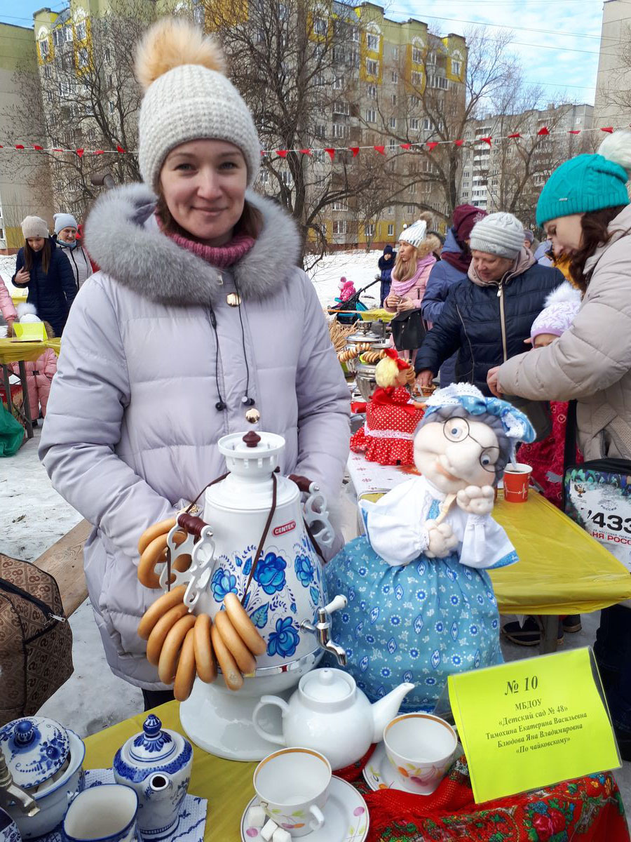 В Добром на берегу Комиссаровского пруда горожане устроили выставку самоваров. Ее приурочили к празднованию Масленицы
