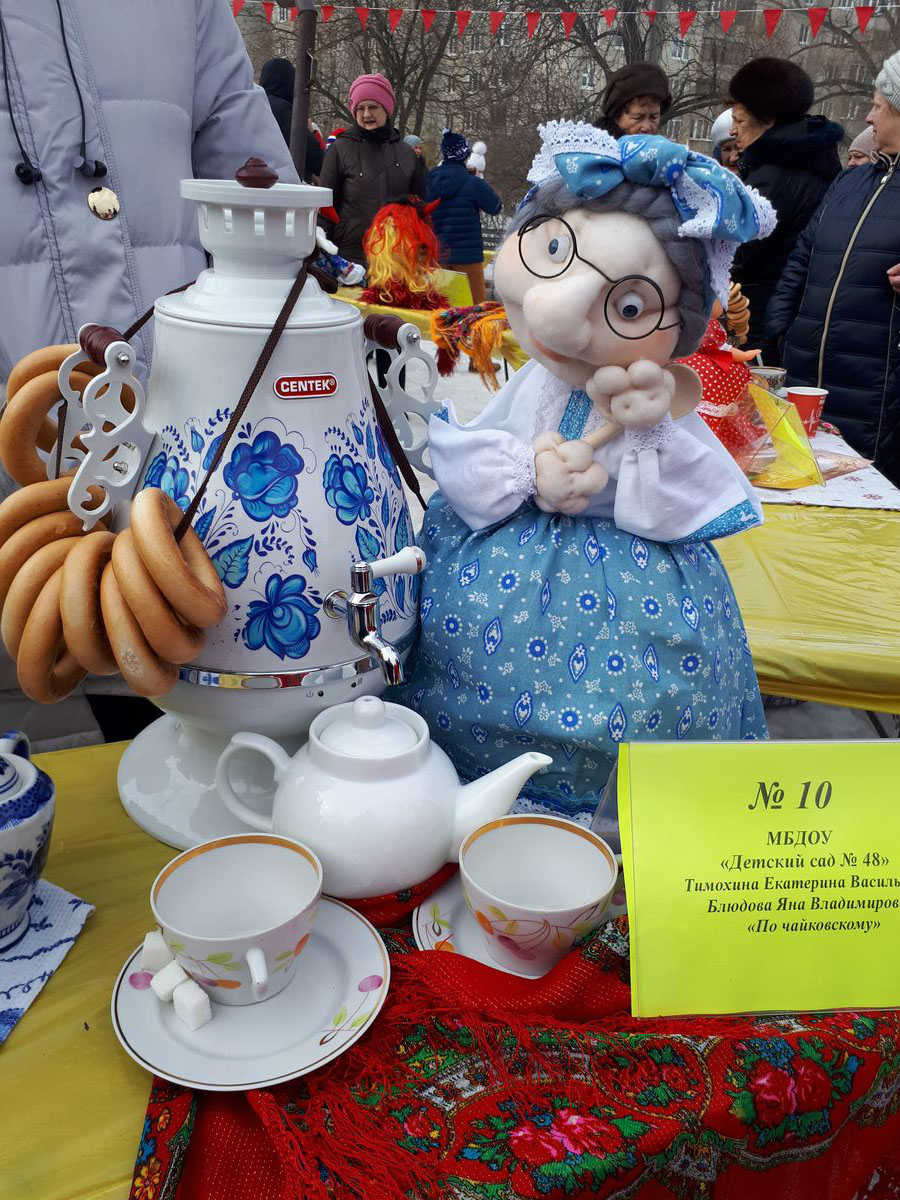 В Добром на берегу Комиссаровского пруда горожане устроили выставку самоваров. Ее приурочили к празднованию Масленицы