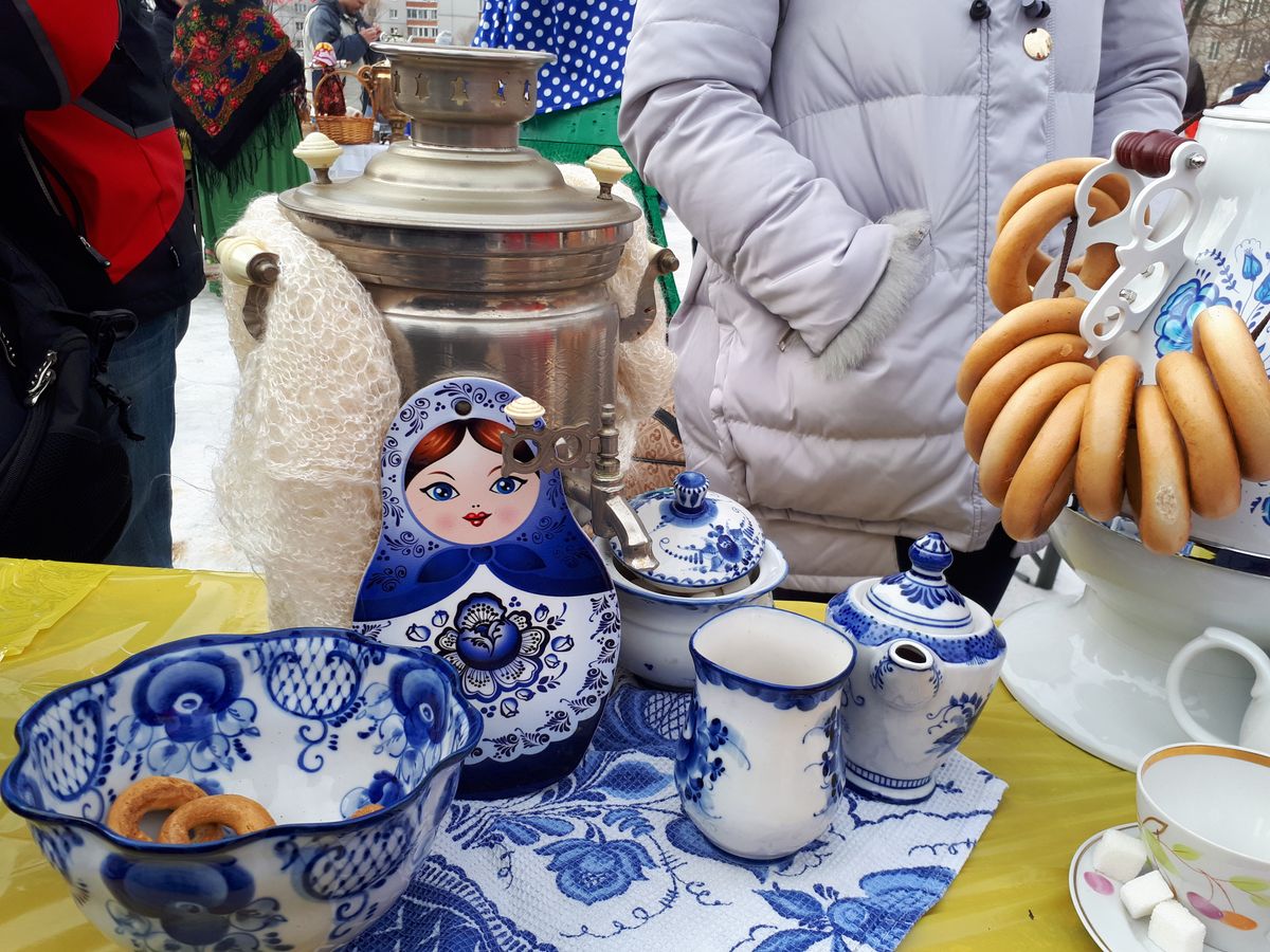 В Добром на берегу Комиссаровского пруда горожане устроили выставку самоваров. Ее приурочили к празднованию Масленицы