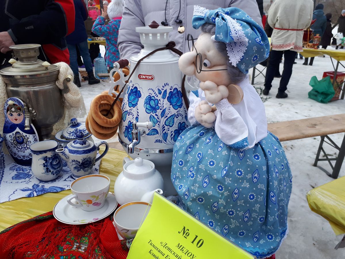 В Добром на берегу Комиссаровского пруда горожане устроили выставку самоваров. Ее приурочили к празднованию Масленицы