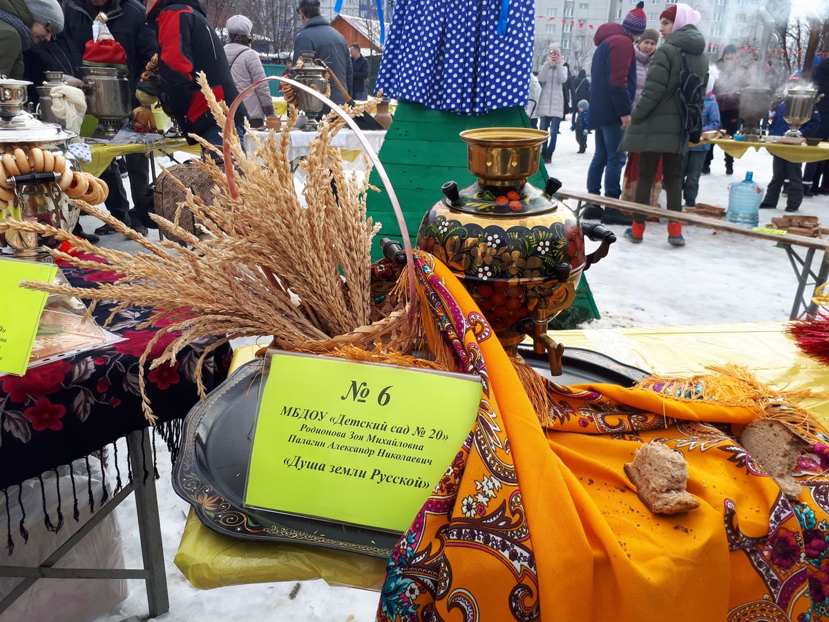 В Добром на берегу Комиссаровского пруда горожане устроили выставку самоваров. Ее приурочили к празднованию Масленицы