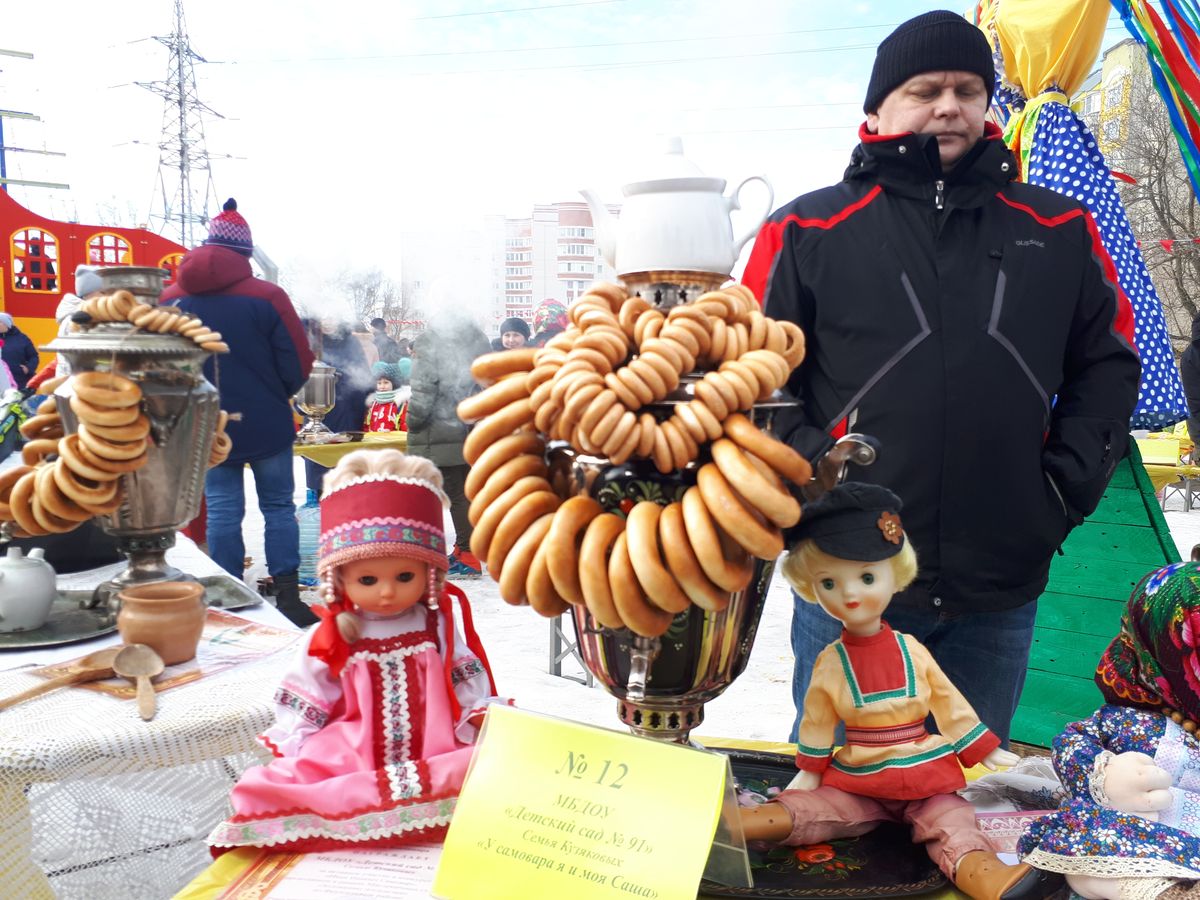 В Добром на берегу Комиссаровского пруда горожане устроили выставку самоваров. Ее приурочили к празднованию Масленицы