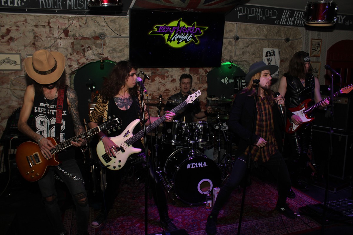 8 марта творческая лаборатория «Другой Mishanikolaev Бар» была заполнена до краев. Все пришли насладиться концертом искрометной, дикой, необузданной владимирской рок-группы Bosphorus Night