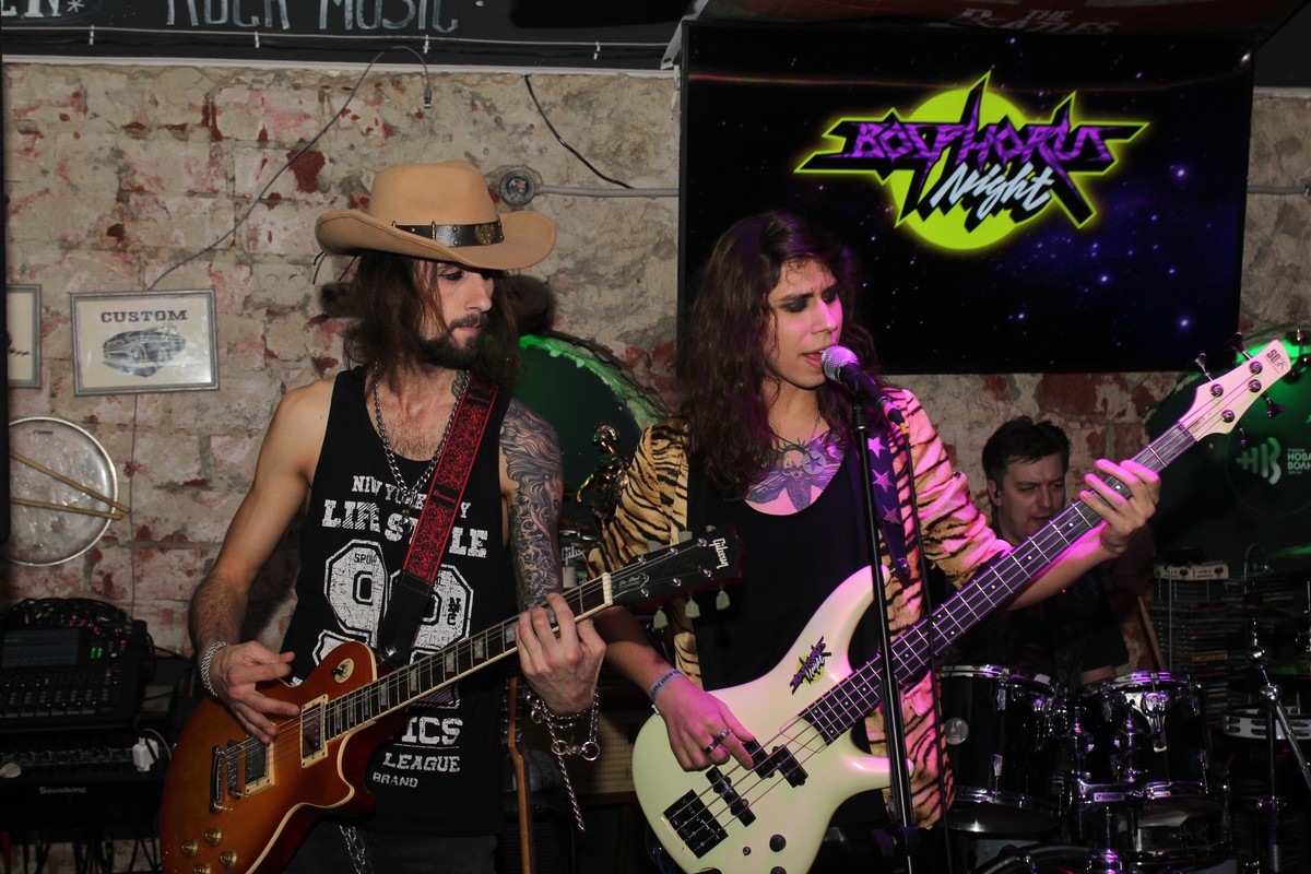 8 марта творческая лаборатория «Другой Mishanikolaev Бар» была заполнена до краев. Все пришли насладиться концертом искрометной, дикой, необузданной владимирской рок-группы Bosphorus Night