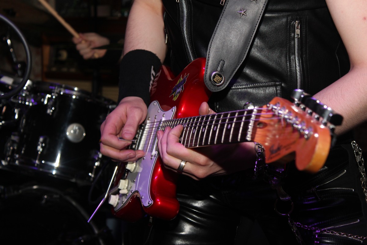 8 марта творческая лаборатория «Другой Mishanikolaev Бар» была заполнена до краев. Все пришли насладиться концертом искрометной, дикой, необузданной владимирской рок-группы Bosphorus Night