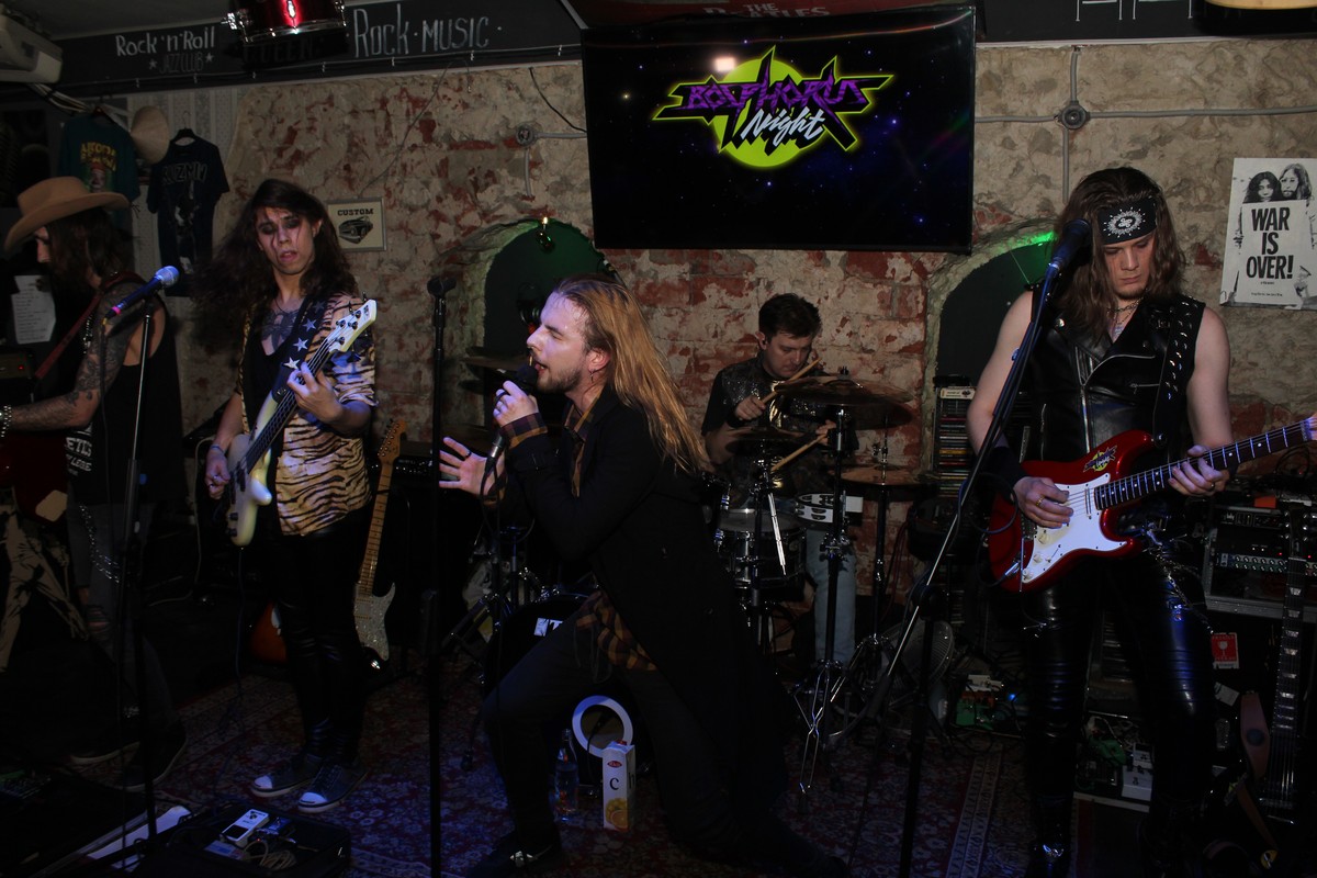 8 марта творческая лаборатория «Другой Mishanikolaev Бар» была заполнена до краев. Все пришли насладиться концертом искрометной, дикой, необузданной владимирской рок-группы Bosphorus Night