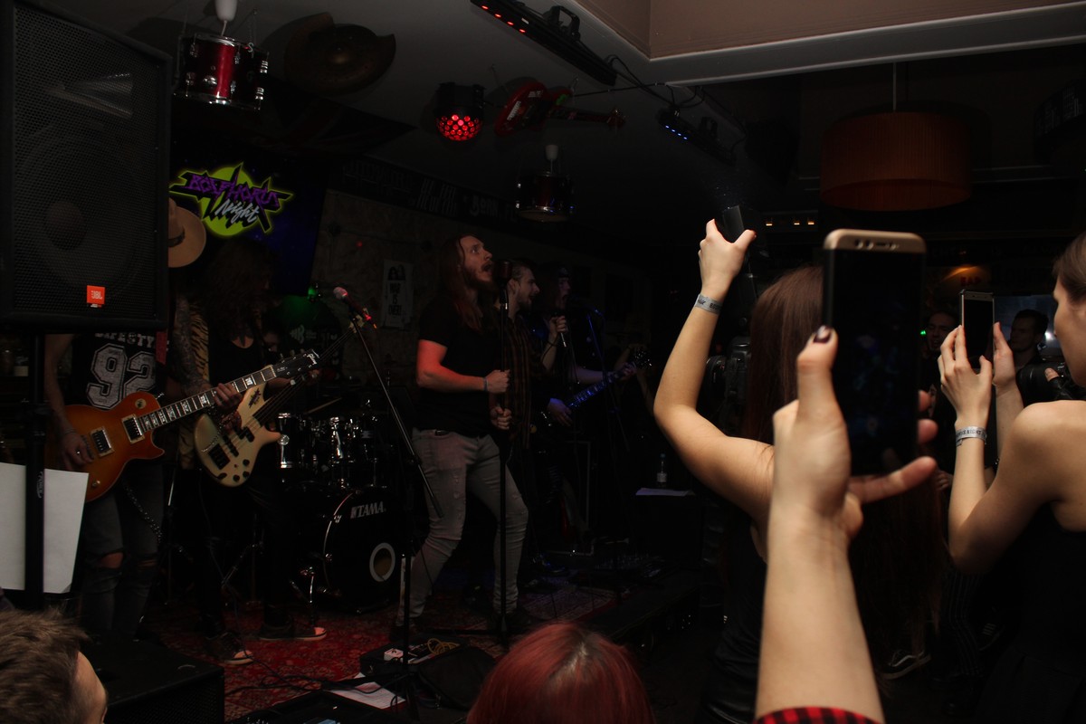 8 марта творческая лаборатория «Другой Mishanikolaev Бар» была заполнена до краев. Все пришли насладиться концертом искрометной, дикой, необузданной владимирской рок-группы Bosphorus Night