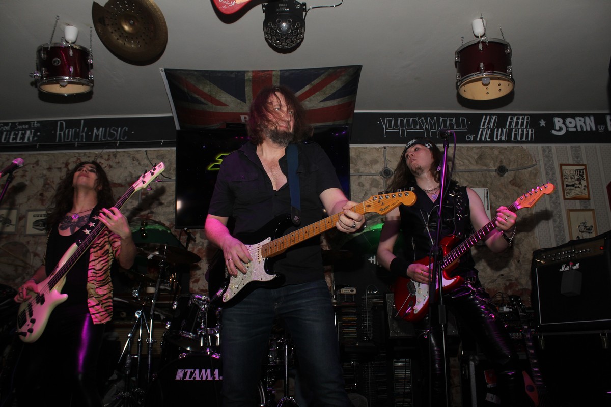 8 марта творческая лаборатория «Другой Mishanikolaev Бар» была заполнена до краев. Все пришли насладиться концертом искрометной, дикой, необузданной владимирской рок-группы Bosphorus Night