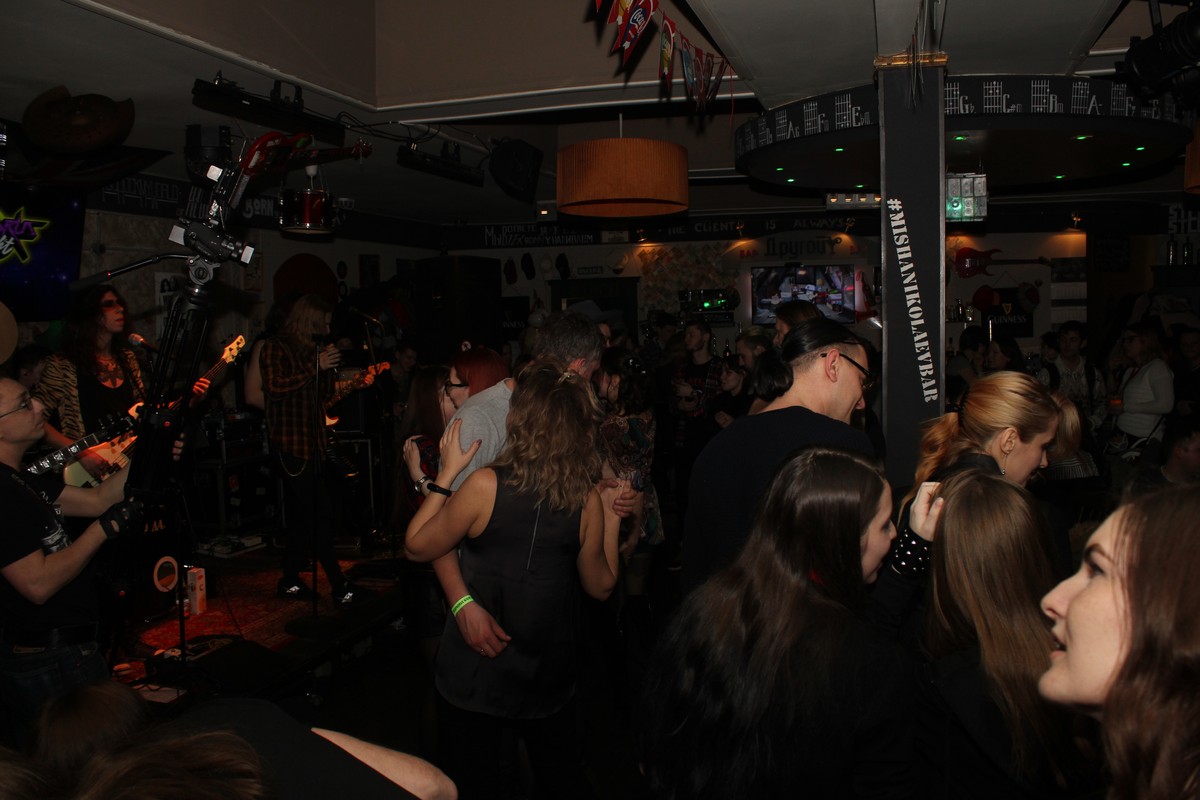 8 марта творческая лаборатория «Другой Mishanikolaev Бар» была заполнена до краев. Все пришли насладиться концертом искрометной, дикой, необузданной владимирской рок-группы Bosphorus Night