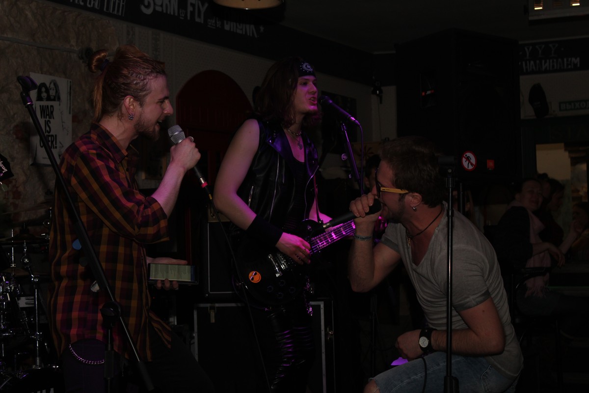 8 марта творческая лаборатория «Другой Mishanikolaev Бар» была заполнена до краев. Все пришли насладиться концертом искрометной, дикой, необузданной владимирской рок-группы Bosphorus Night