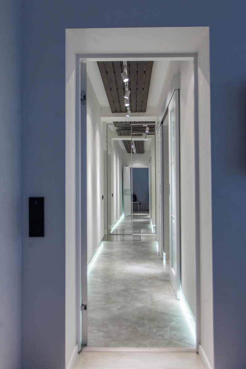 Рубрика “Интерьер недели” продолжается. На этот раз мы заглянули в гости к Денису Дьякову, чья квартира выглядит белее белого и минималистичнее минималистичного