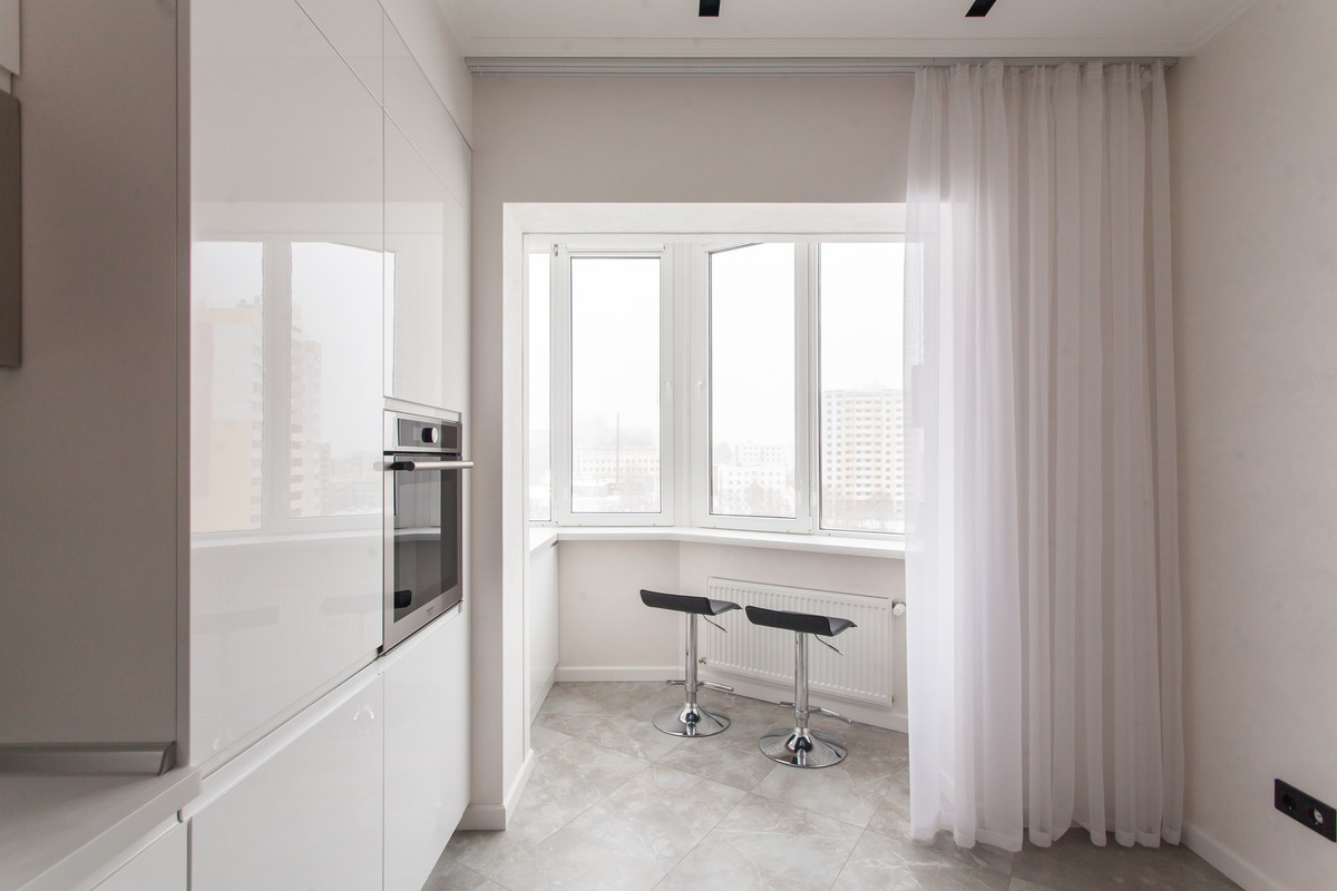 Рубрика “Интерьер недели” продолжается. На этот раз мы заглянули в гости к Денису Дьякову, чья квартира выглядит белее белого и минималистичнее минималистичного