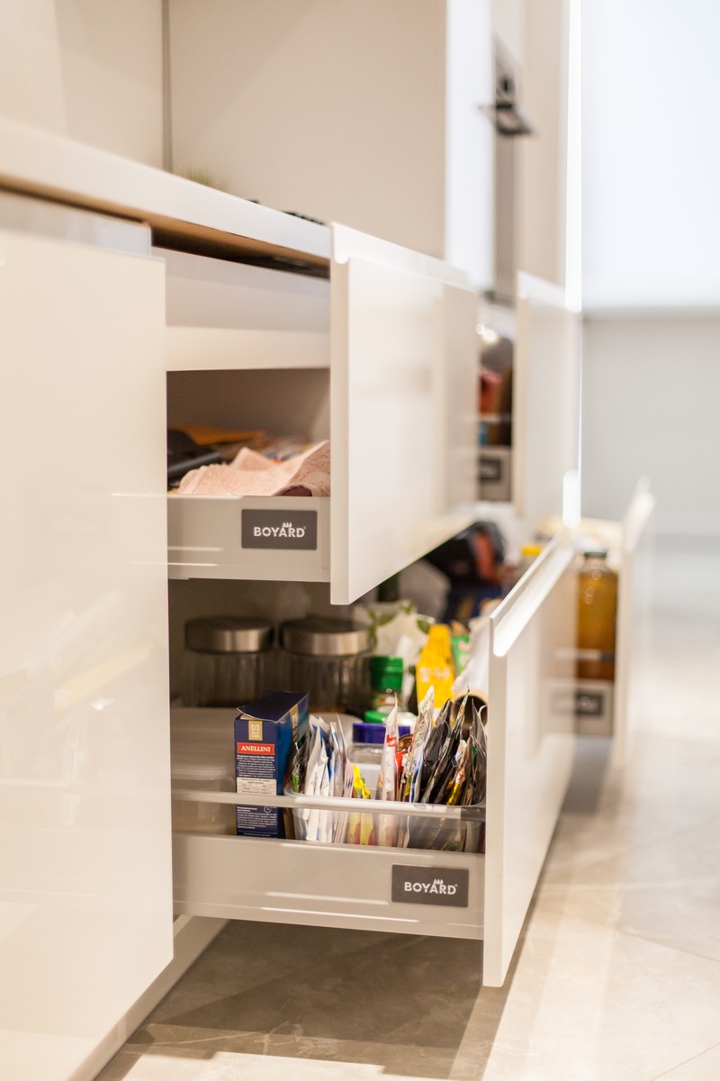 Рубрика “Интерьер недели” продолжается. На этот раз мы заглянули в гости к Денису Дьякову, чья квартира выглядит белее белого и минималистичнее минималистичного