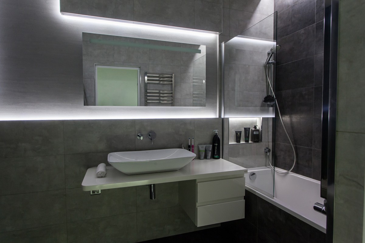 Рубрика “Интерьер недели” продолжается. На этот раз мы заглянули в гости к Денису Дьякову, чья квартира выглядит белее белого и минималистичнее минималистичного