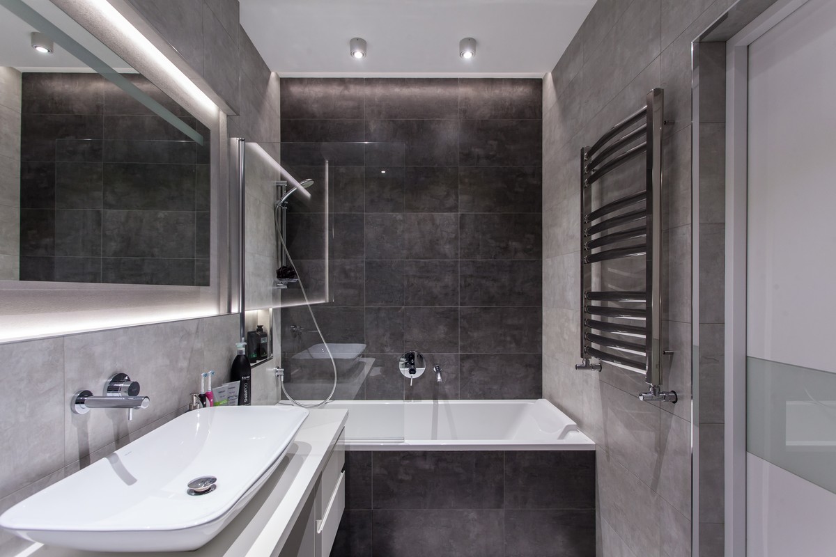 Рубрика “Интерьер недели” продолжается. На этот раз мы заглянули в гости к Денису Дьякову, чья квартира выглядит белее белого и минималистичнее минималистичного