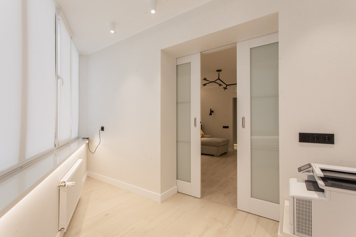 Рубрика “Интерьер недели” продолжается. На этот раз мы заглянули в гости к Денису Дьякову, чья квартира выглядит белее белого и минималистичнее минималистичного