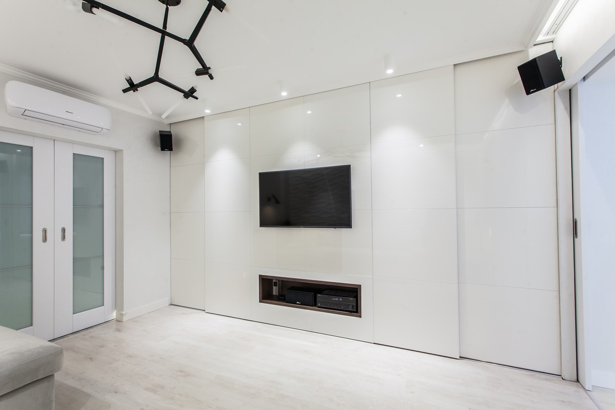 Рубрика “Интерьер недели” продолжается. На этот раз мы заглянули в гости к Денису Дьякову, чья квартира выглядит белее белого и минималистичнее минималистичного