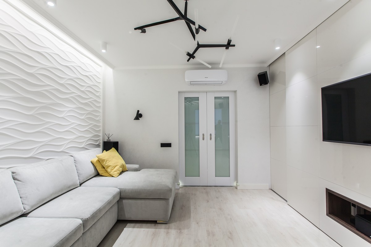 Рубрика “Интерьер недели” продолжается. На этот раз мы заглянули в гости к Денису Дьякову, чья квартира выглядит белее белого и минималистичнее минималистичного