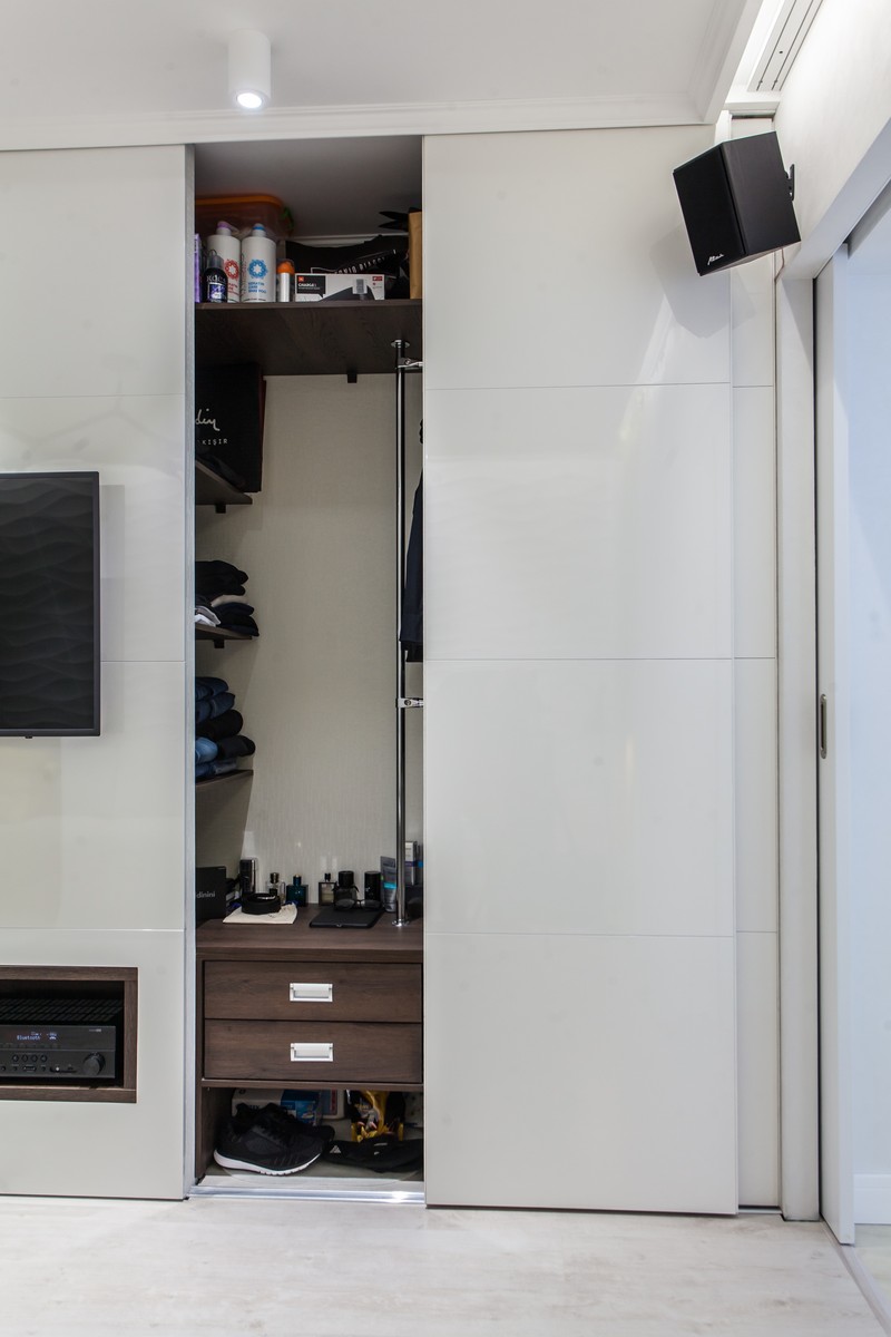 Рубрика “Интерьер недели” продолжается. На этот раз мы заглянули в гости к Денису Дьякову, чья квартира выглядит белее белого и минималистичнее минималистичного