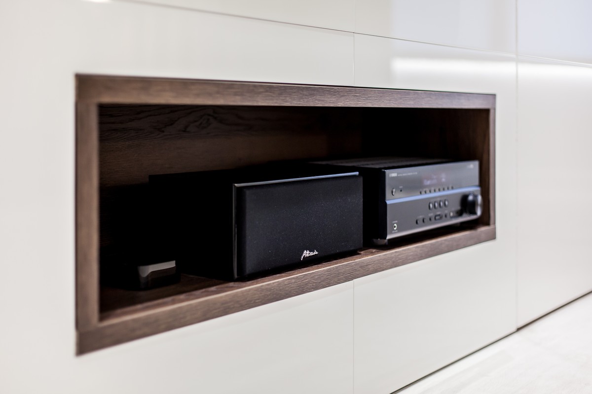 Рубрика “Интерьер недели” продолжается. На этот раз мы заглянули в гости к Денису Дьякову, чья квартира выглядит белее белого и минималистичнее минималистичного