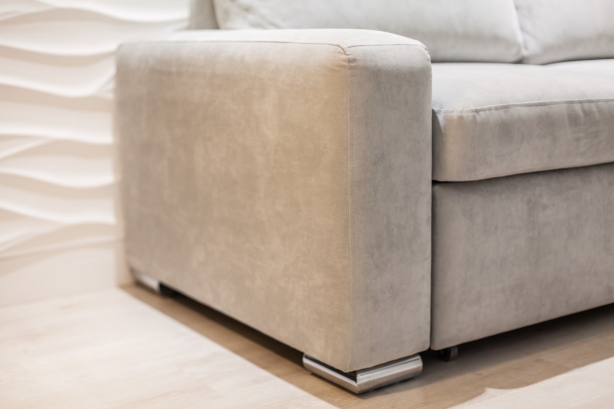 Рубрика “Интерьер недели” продолжается. На этот раз мы заглянули в гости к Денису Дьякову, чья квартира выглядит белее белого и минималистичнее минималистичного