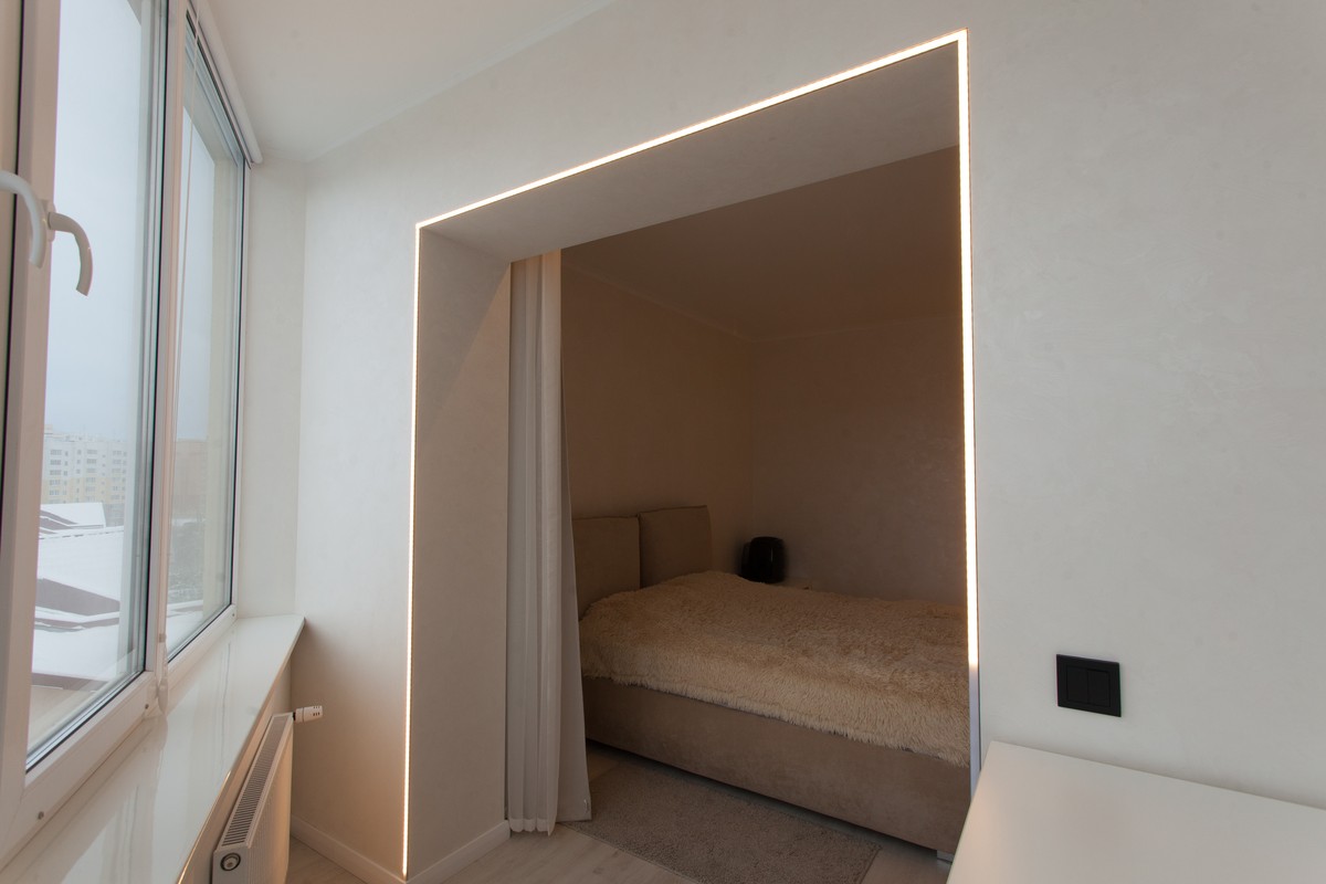 Рубрика “Интерьер недели” продолжается. На этот раз мы заглянули в гости к Денису Дьякову, чья квартира выглядит белее белого и минималистичнее минималистичного