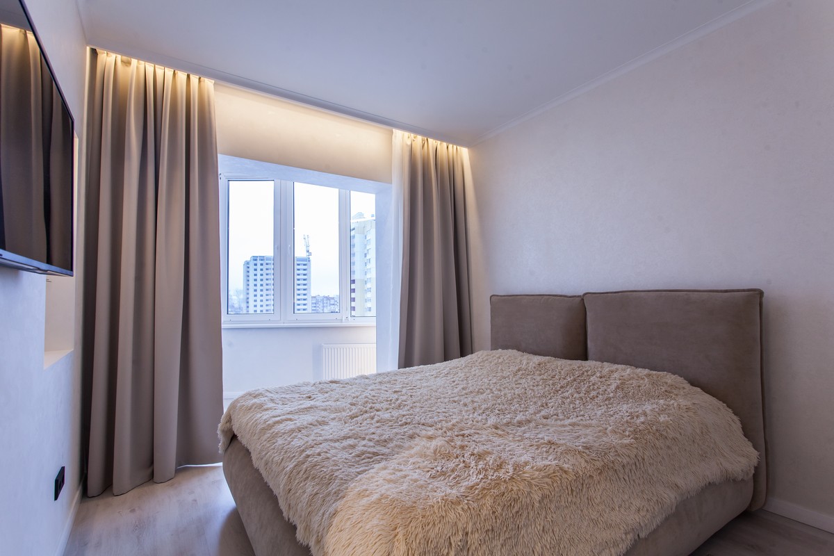 Рубрика “Интерьер недели” продолжается. На этот раз мы заглянули в гости к Денису Дьякову, чья квартира выглядит белее белого и минималистичнее минималистичного