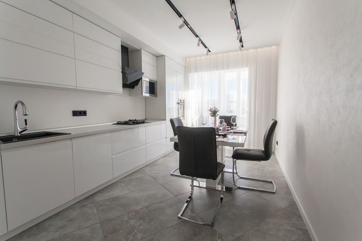 Рубрика “Интерьер недели” продолжается. На этот раз мы заглянули в гости к Денису Дьякову, чья квартира выглядит белее белого и минималистичнее минималистичного